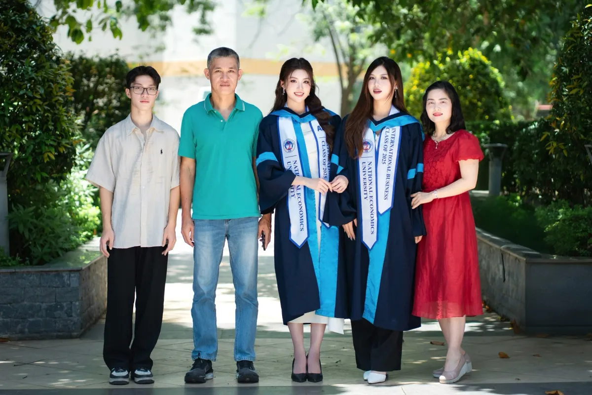 Điểm tin sao Việt: T&acirc;n Hoa hậu Phương Oanh được chị g&aacute;i song sinh ủng hộ hết l&ograve;ng- Ảnh 1.