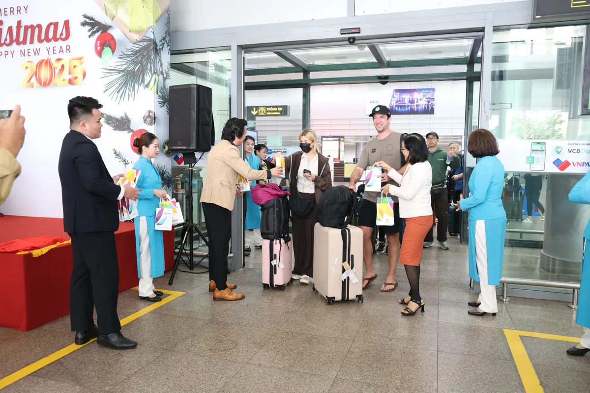 Ngành hàng không và du lịch "oằn mình" tìm giải pháp vượt khó - Ảnh 1.