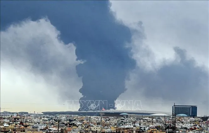 Tàu chở dầu Kuwait bị tấn công tại cảng Dubai - Ảnh 1.