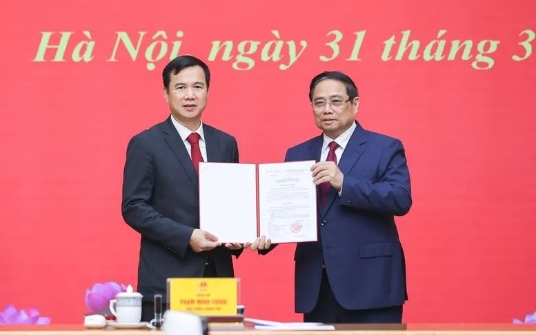 Thủ tướng Phạm Minh Chính trao quyết định điều động, bổ nhiệm PGS.TS. Bùi Thế Duy giữ chức Giám đốc Đại học Quốc gia Hà Nội - Ảnh: VGP/Nhật Bắc