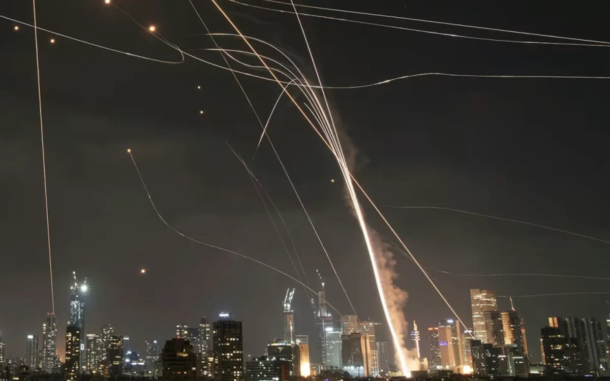 Hệ thống phòng không Iron Dome của Israel khai hỏa để đánh chặn tên lửa Iran trên bầu trời Tel Aviv, Israel (Ảnh tư liệu: AP)