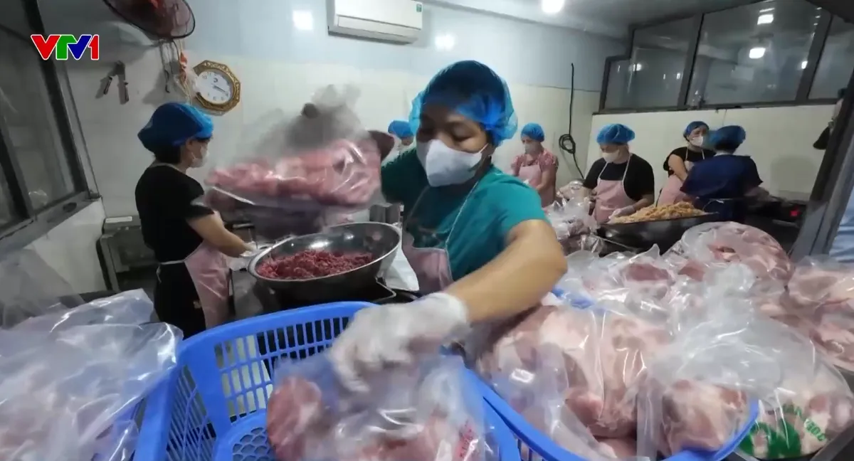 Kiểm tra đột xuất doanh nghiệp liên quan đường dây thịt lợn bẩn: Thêm dấu hiệu nghi vấn - Ảnh 2.