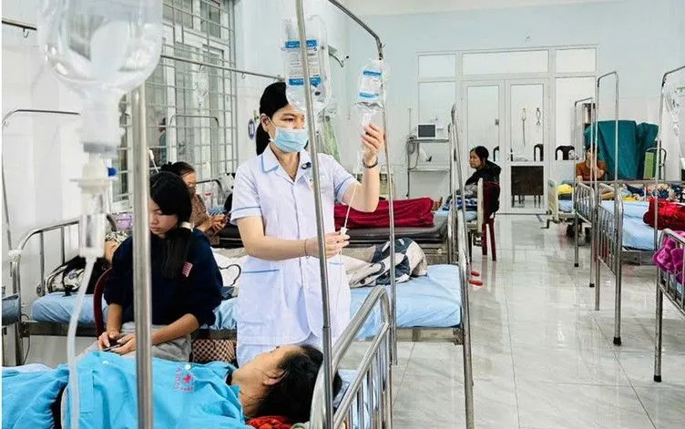 Trung tâm Y tế Ea H’Leo điều trị cho các bệnh nhân nghi ngộ độc bánh mỳ. (Ảnh: TTXVN phát)