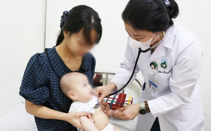 Thăm khám cho một ca bệnh tay chân miệng tại Bệnh viện Đa khoa tỉnh Hà Tĩnh. Ảnh: Sở Y tế Hà Tĩnh