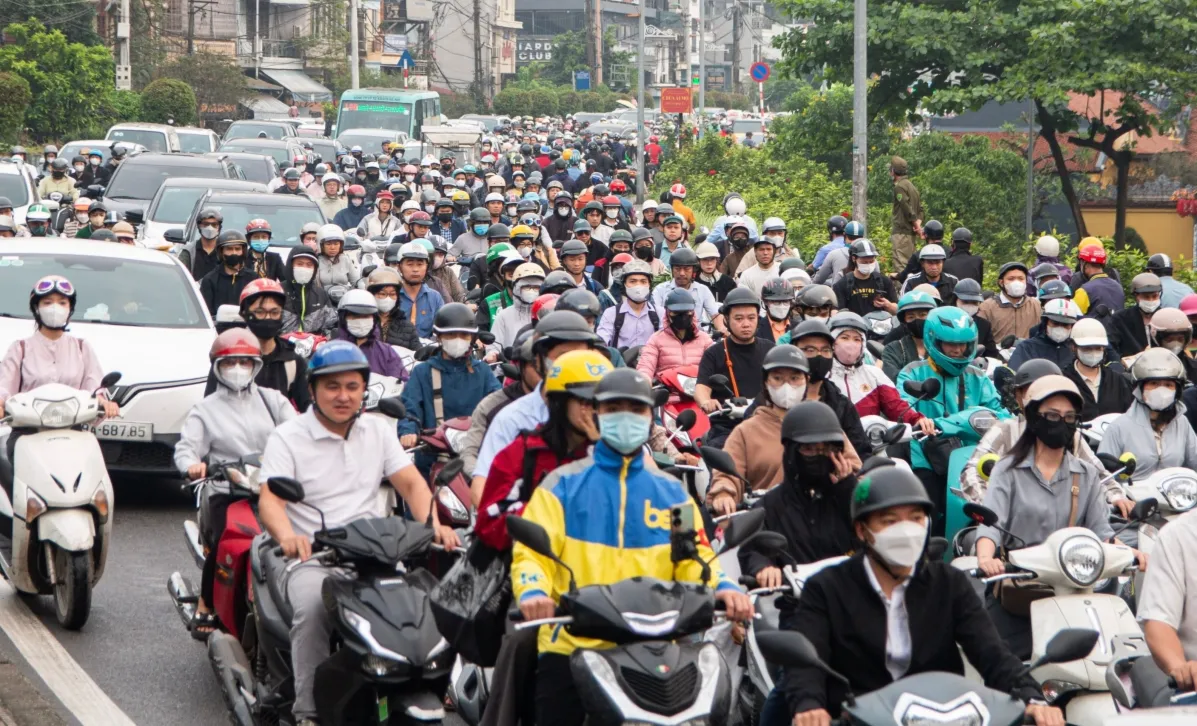 Ùn tắc giao thông sau khi Hà Nội cấm xe qua cầu Long Biên - Ảnh 1.