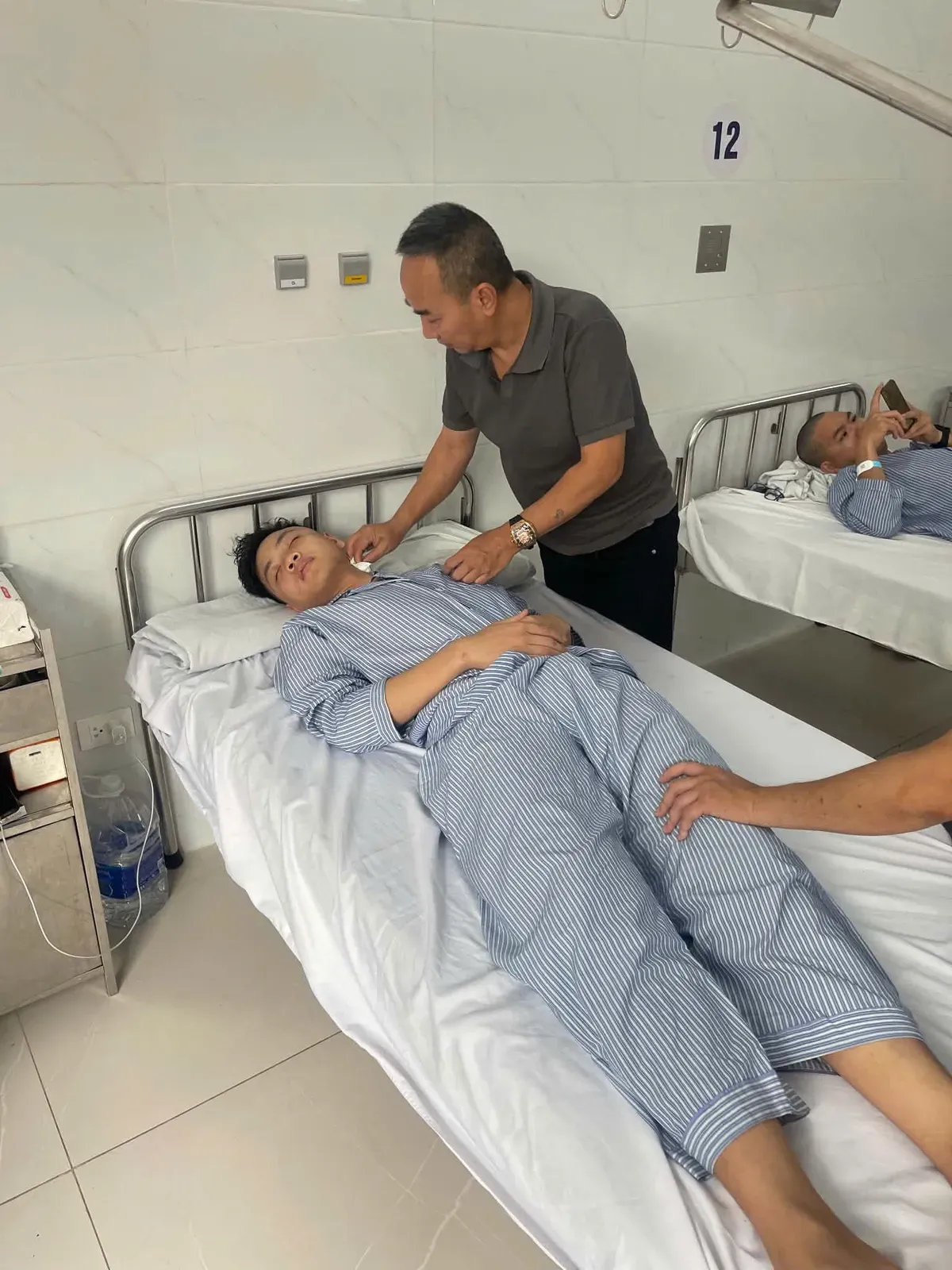 Hai nghi phạm bị tạm giữ vụ hành hung nam sinh sau va chạm giao thông ở Hà Nội- Ảnh 1. Hai nghi phạm bị tạm giữ vụ hành hung nam sinh sau va chạm giao thông ở Hà Nội- Ảnh 1.