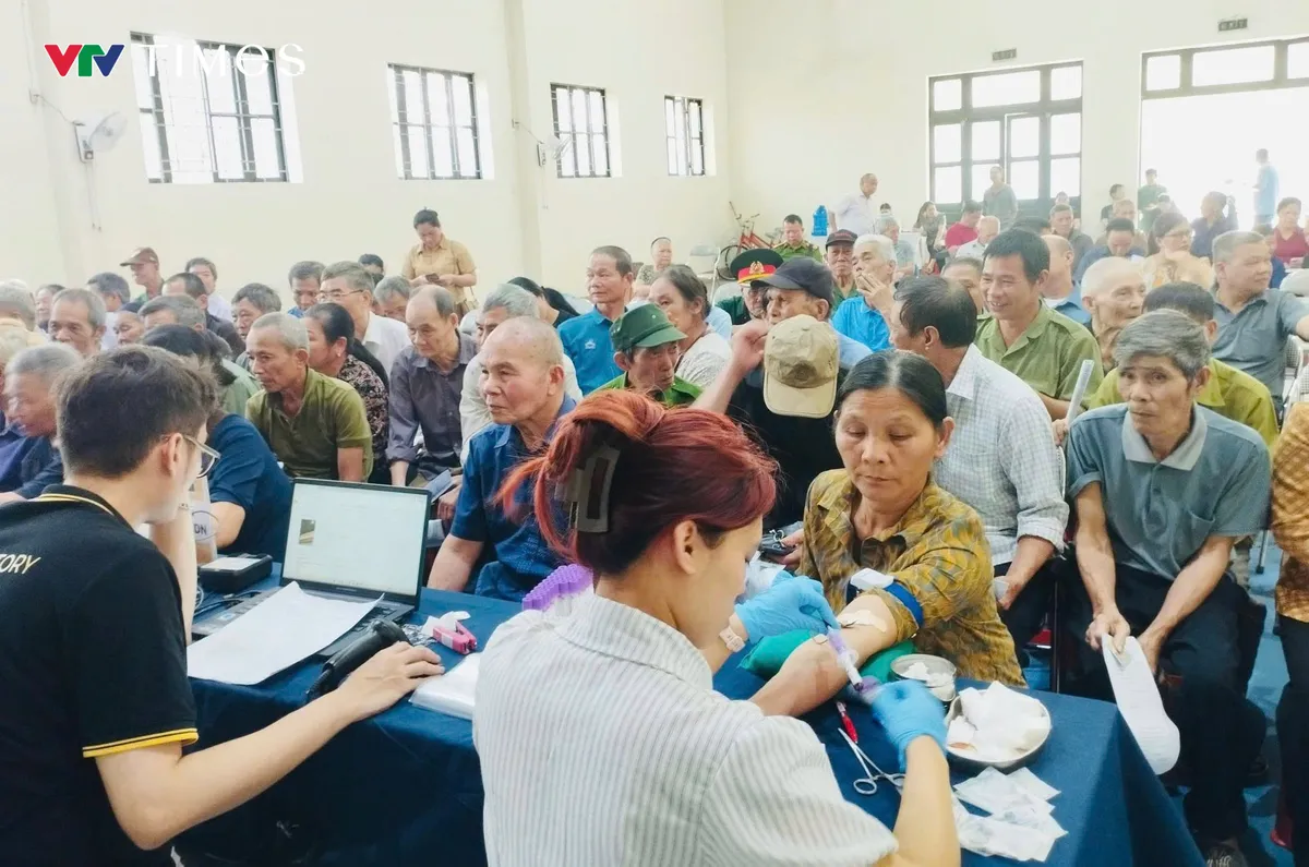 Thái Nguyên đưa thân nhân liệt sĩ chưa xác định được danh tính đi lấy mẫu ADN - Ảnh 1.