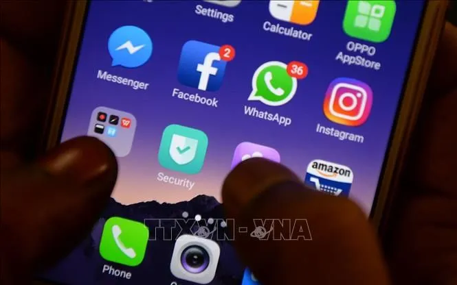 Biểu tượng Facebook, Instagram, Whatsapp trên một màn hình điện thoại. Ảnh minh họa: AFP/TTXVN