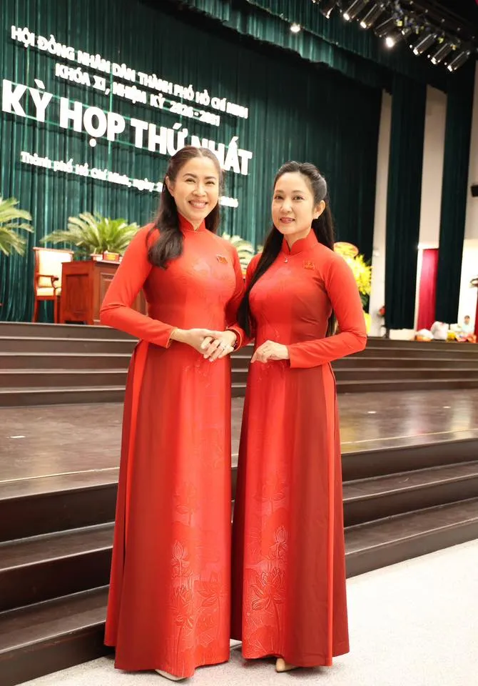 Điểm tin sao Việt: T&acirc;n Hoa hậu Phương Oanh được chị g&aacute;i song sinh ủng hộ hết l&ograve;ng- Ảnh 2.