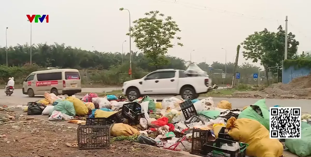 H&agrave; Nội: Ph&aacute;t sinh &ldquo;điểm đen&rdquo; &ocirc; nhiễm do r&aacute;c tồn đọng sau ph&acirc;n cấp vệ sinh m&ocirc;i trường - Ảnh 1.