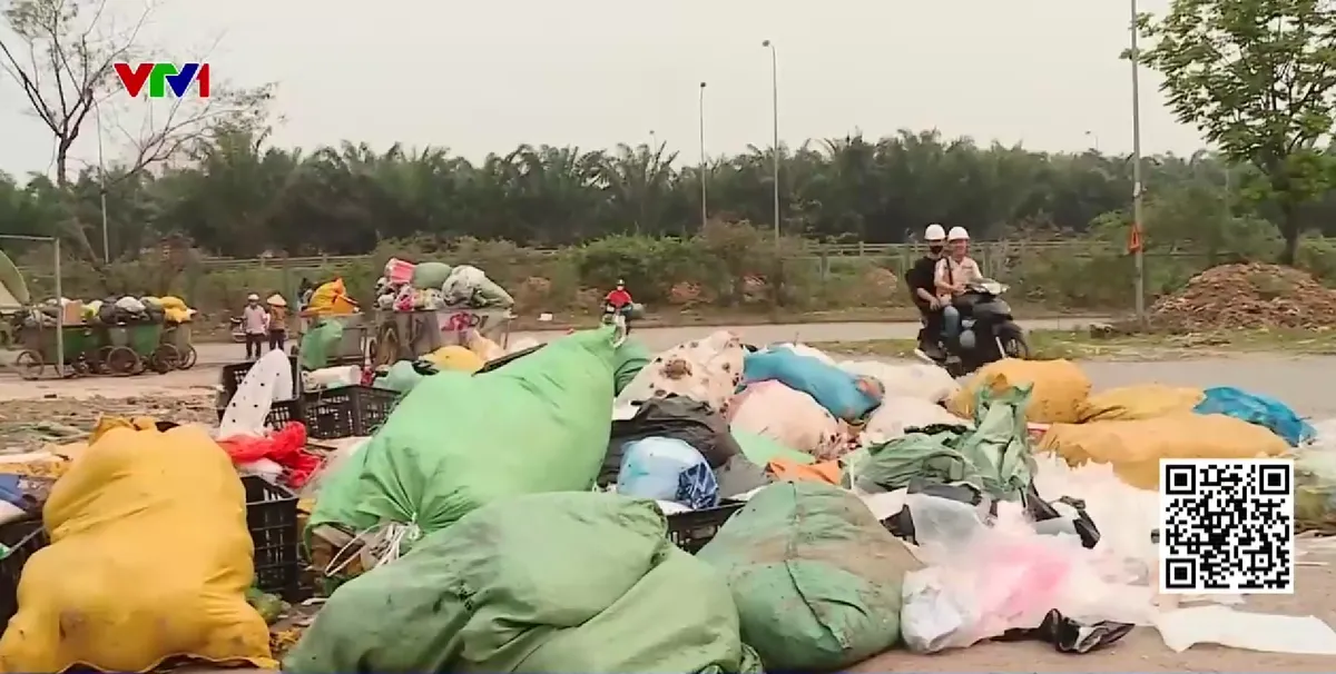 H&agrave; Nội: Ph&aacute;t sinh &ldquo;điểm đen&rdquo; &ocirc; nhiễm do r&aacute;c tồn đọng sau ph&acirc;n cấp vệ sinh m&ocirc;i trường - Ảnh 2.