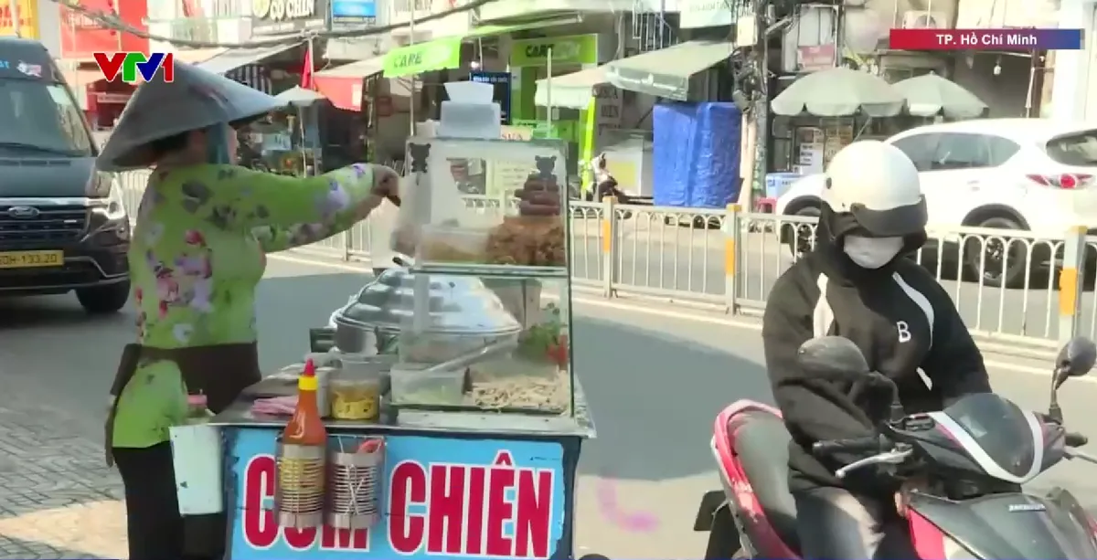 TP Hồ Ch&iacute; Minh: Người d&acirc;n chật vật giữa cao điểm nắng n&oacute;ng k&eacute;o d&agrave;i - Ảnh 2.