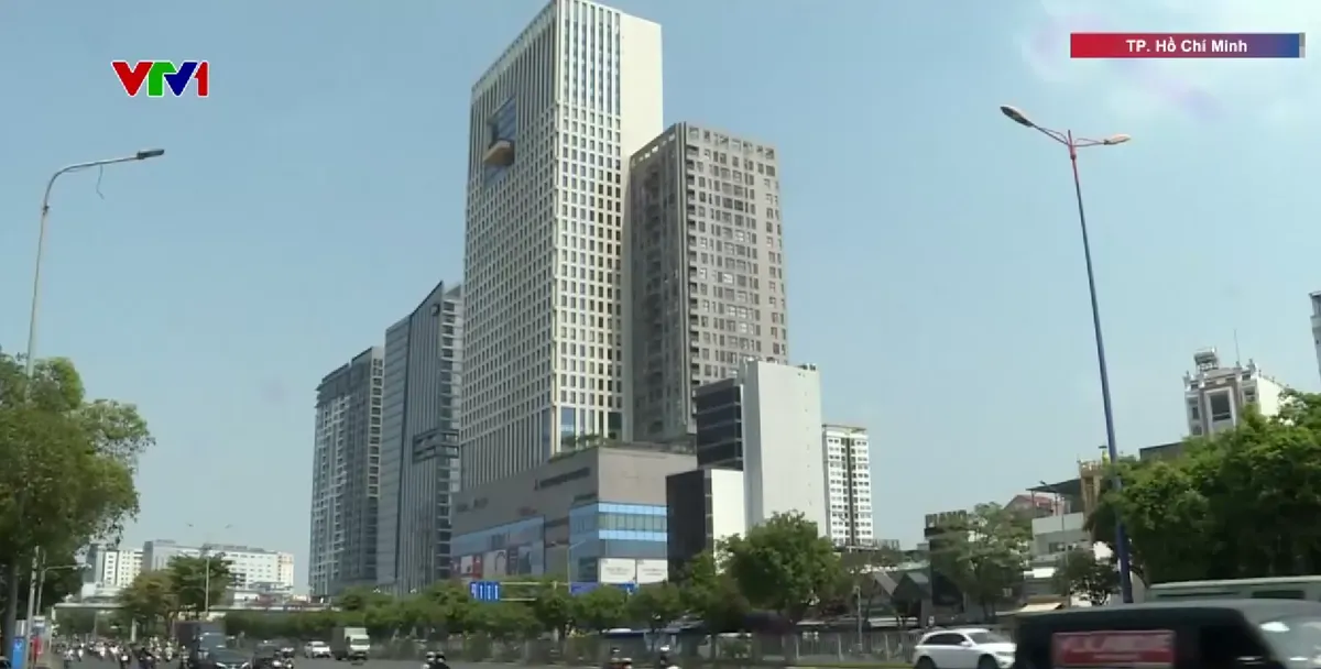 TP Hồ Ch&iacute; Minh: Người d&acirc;n chật vật giữa cao điểm nắng n&oacute;ng k&eacute;o d&agrave;i - Ảnh 1.