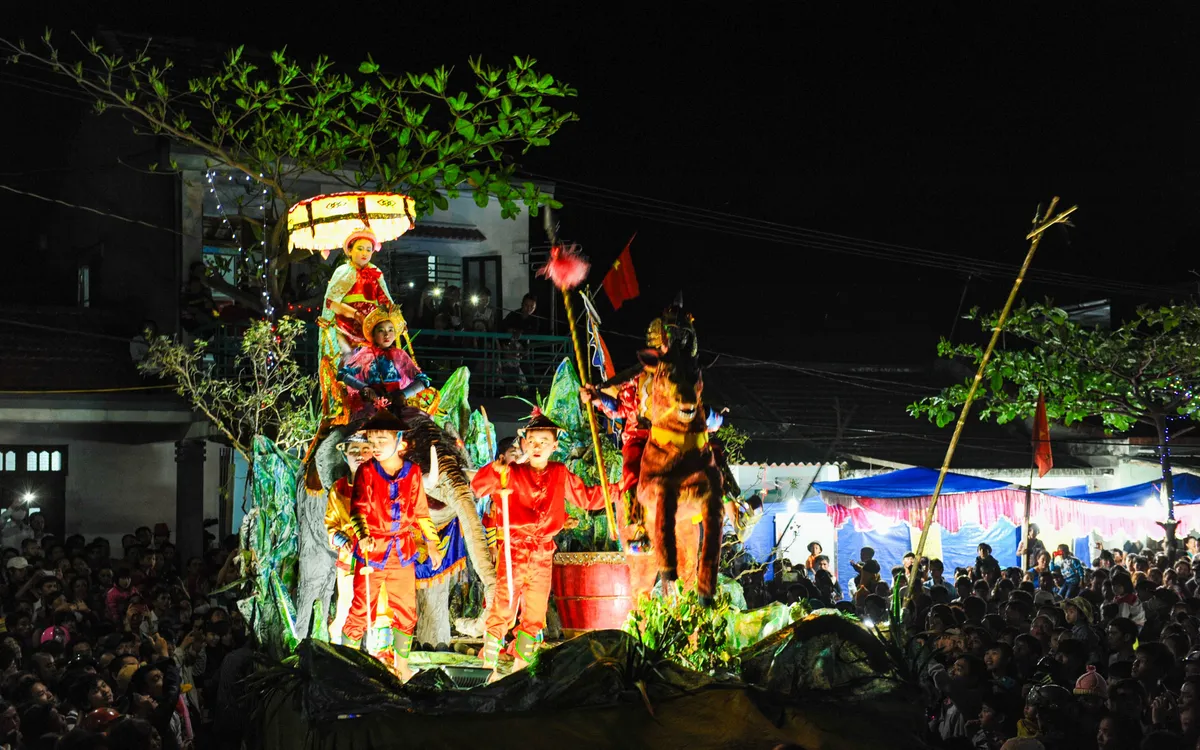 Lễ hội Rước Cộ Bà Chợ Được vào ban đêm.