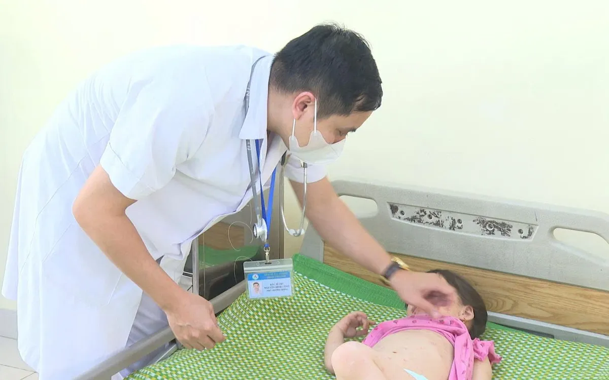 Điều trị cho trẻ mắc Tay chân miệng tại Bệnh viện Nhi Hai Dương. Ảnh: Đức Thành