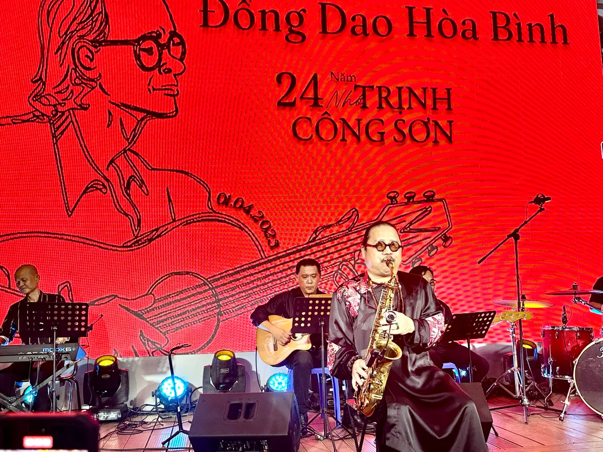 Quang Dũng và nhiều nghệ sĩ tham gia chương trình tưởng nhớ nhạc sĩ Trịnh Công Sơn- Ảnh 1. Quang Dũng và nhiều nghệ sĩ tham gia chương trình tưởng nhớ nhạc sĩ Trịnh Công Sơn- Ảnh 1.