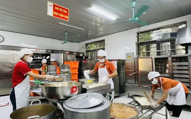 Sở Giáo dục và Đào tạo Hà Nội đề nghị UBND các phường, xã chỉ đạo các bộ phận chuyên môn và đơn vị liên quan phối hợp chặt chẽ với cơ sở giáo dục trong bảo đảm an toàn thực phẩm bữa ăn bán trú (Ảnh minh họa: VGP)
