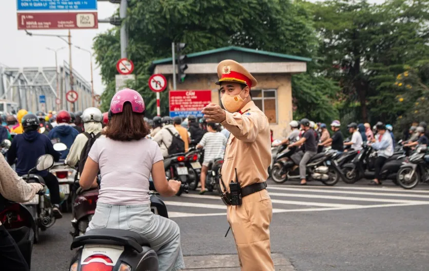 Ùn tắc giao thông sau khi Hà Nội cấm xe qua cầu Long Biên - Ảnh 3.