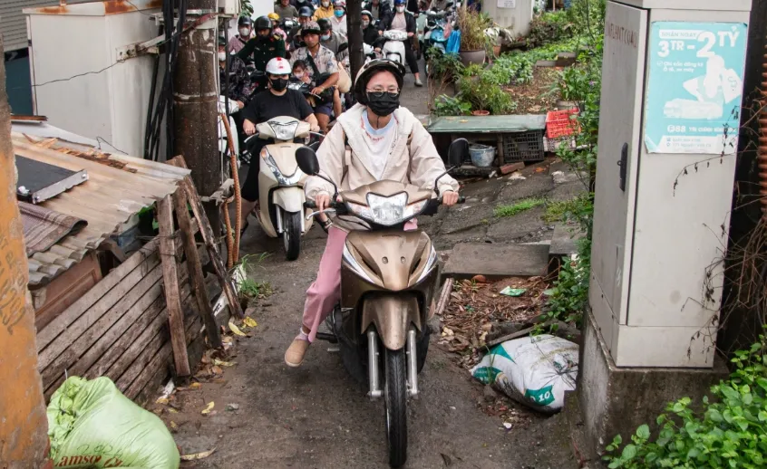 Ùn tắc giao thông sau khi Hà Nội cấm xe qua cầu Long Biên - Ảnh 2.