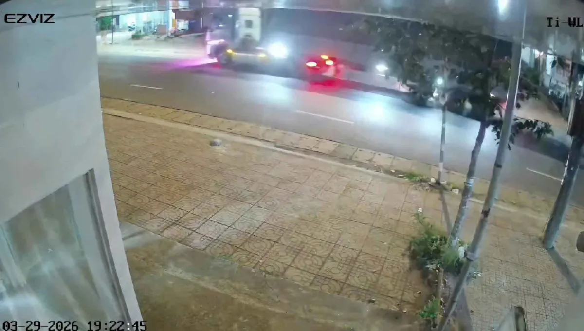 Xe m&aacute;y t&ocirc;ng ch&oacute; thả r&ocirc;ng rồi va chạm xe đầu k&eacute;o, 2 người bị thương nặng - Ảnh 1.