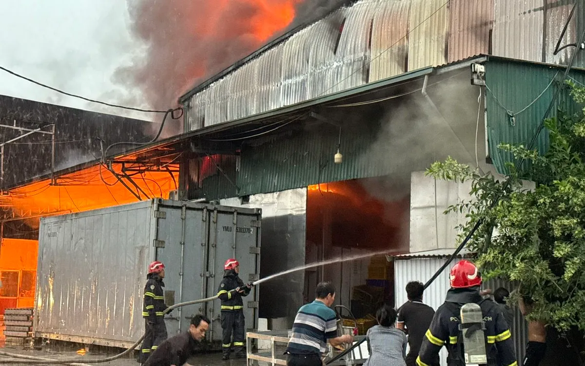 Lực lượng chức năng có mặt tại hiện trường nỗ lực khống chế đám cháy.