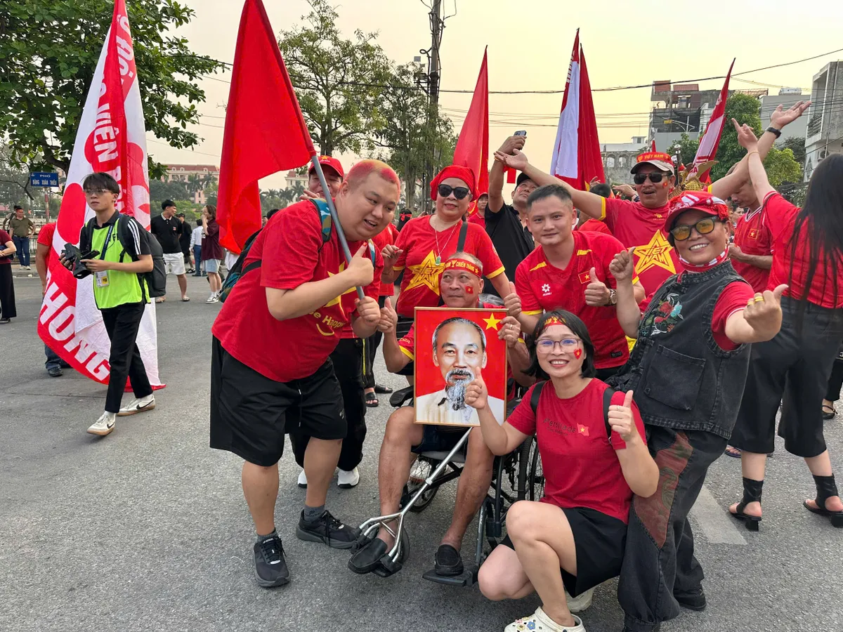 Kh&aacute;n đ&agrave;i Thi&ecirc;n Trường nhuộm đỏ trước trận Việt Nam &ndash; Malaysia- Ảnh 1.