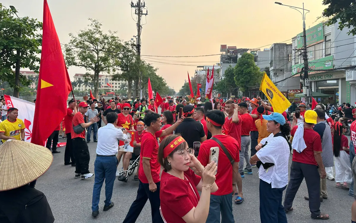 Cổ động viên Việt Nam đã có mặt trước trận đấu hơn 3 tiếng 