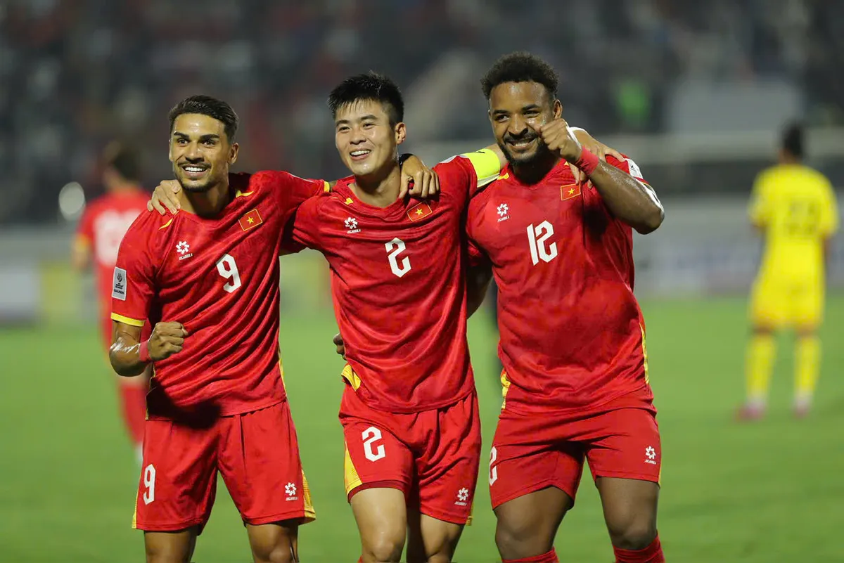 HLV Kim Sang Sik: "Xuân Son, Hoàng Hên và toàn đội đều xứng đáng được khen"- Ảnh 1.
