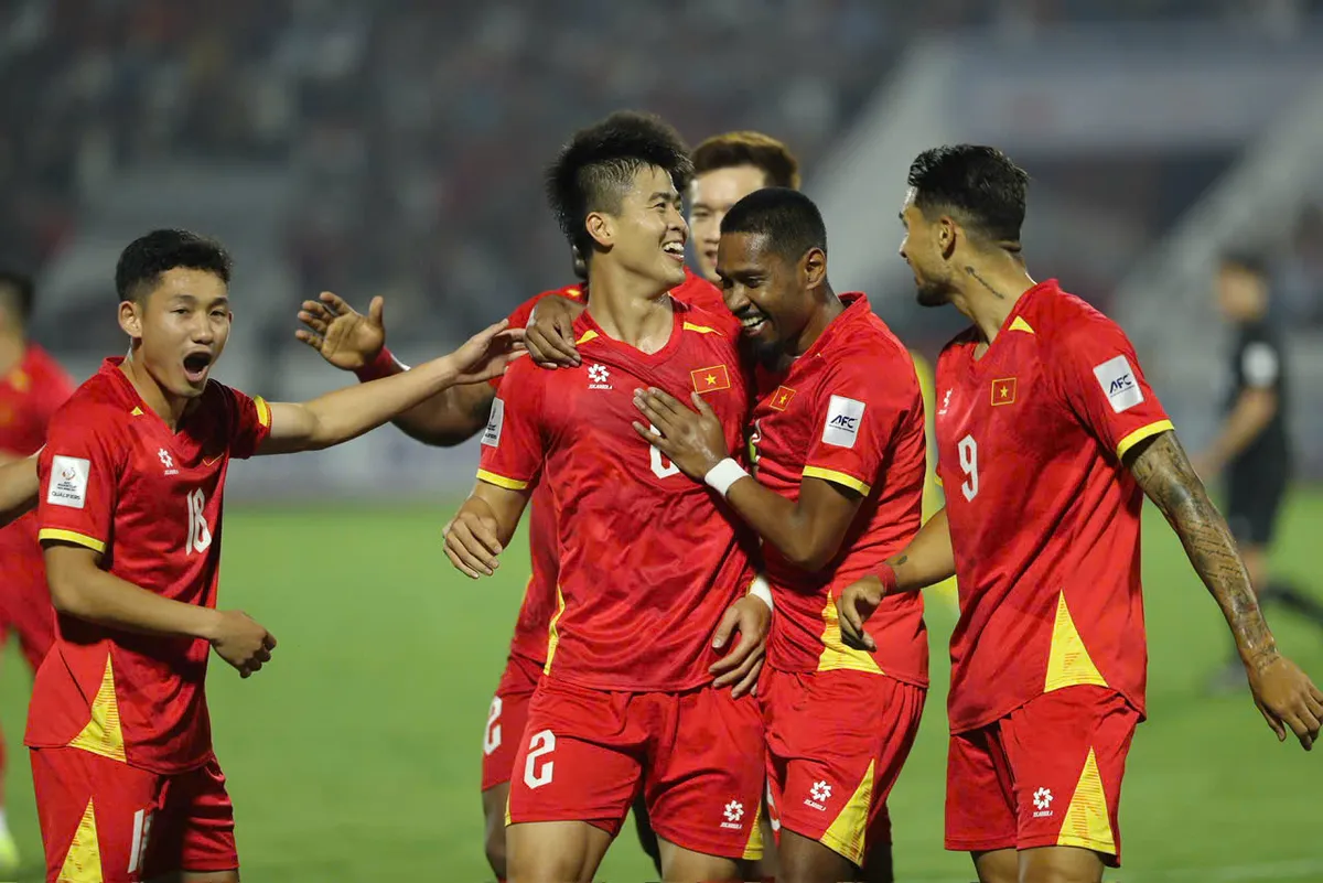 HLV Kim Sang Sik: "Xuân Son, Hoàng Hên và toàn đội đều xứng đáng được khen"- Ảnh 2.