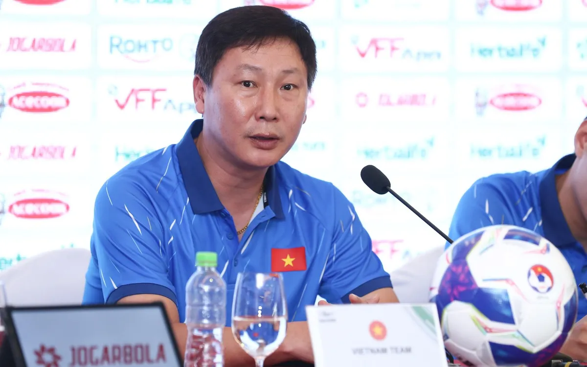 HLV Kim Sang Sik trong buổi họp báo 