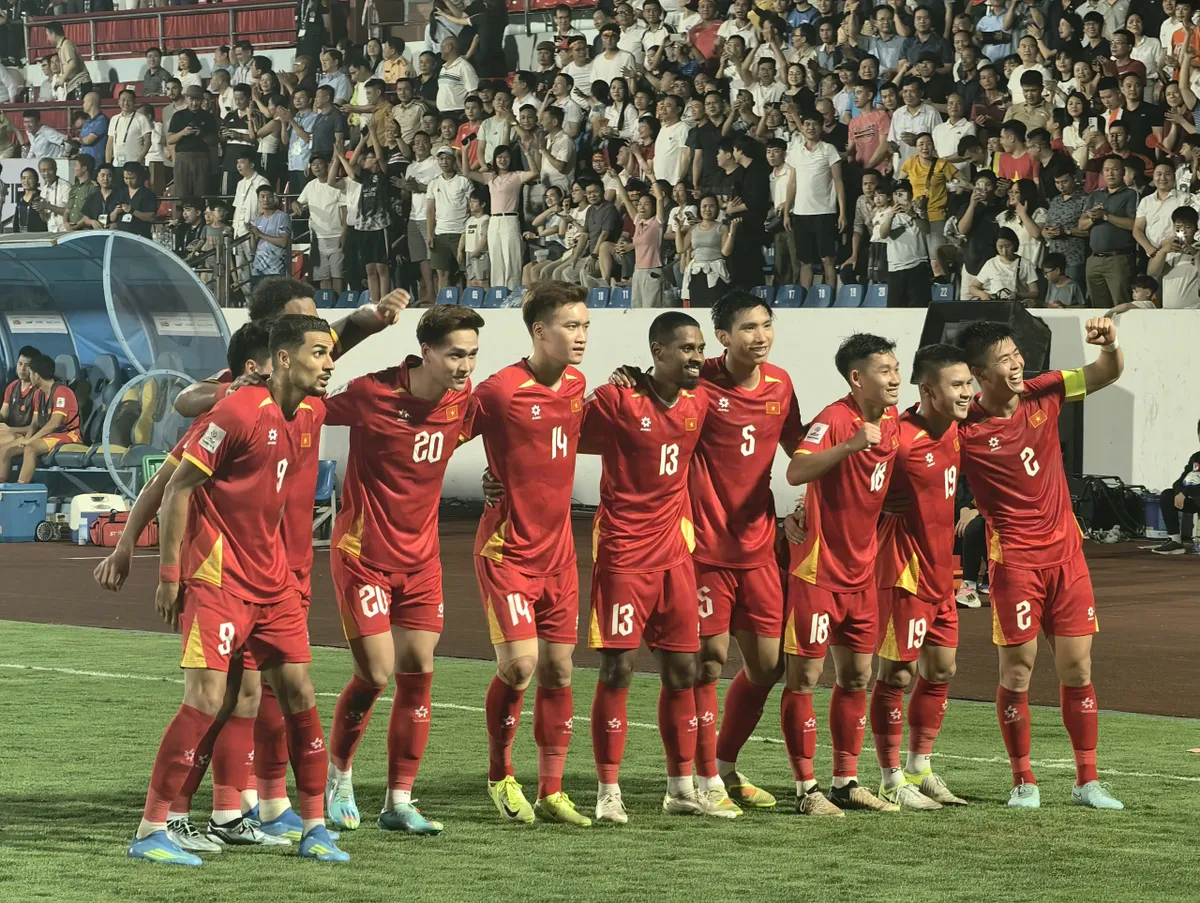 HLV Kim Sang Sik: "Xuân Son, Hoàng Hên và toàn đội đều xứng đáng được khen"- Ảnh 4.