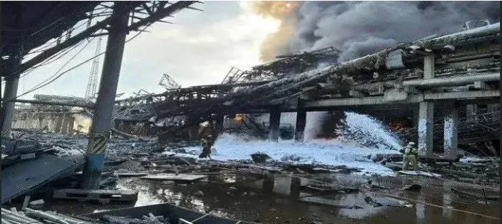 Nổ tại nh&agrave; m&aacute;y h&oacute;a dầu lớn nhất của Nga khiến h&agrave;ng chục người thương vong- Ảnh 1.