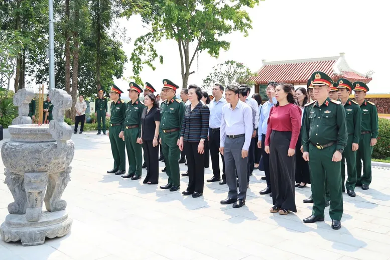 Phó Thủ tướng Phạm Thị Thanh Trà dâng hương tri ân các anh hùng liệt sĩ tại Quảng Trị - Ảnh 1.