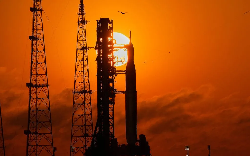 T&ecirc;n lửa Space Launch System c&ugrave;ng t&agrave;u Orion cho sứ mệnh Artemis 2 tại Trung t&acirc;m Vũ trụ Kennedy, Florida, ng&agrave;y 24/3/2026. (Ảnh: AP/John Raoux)