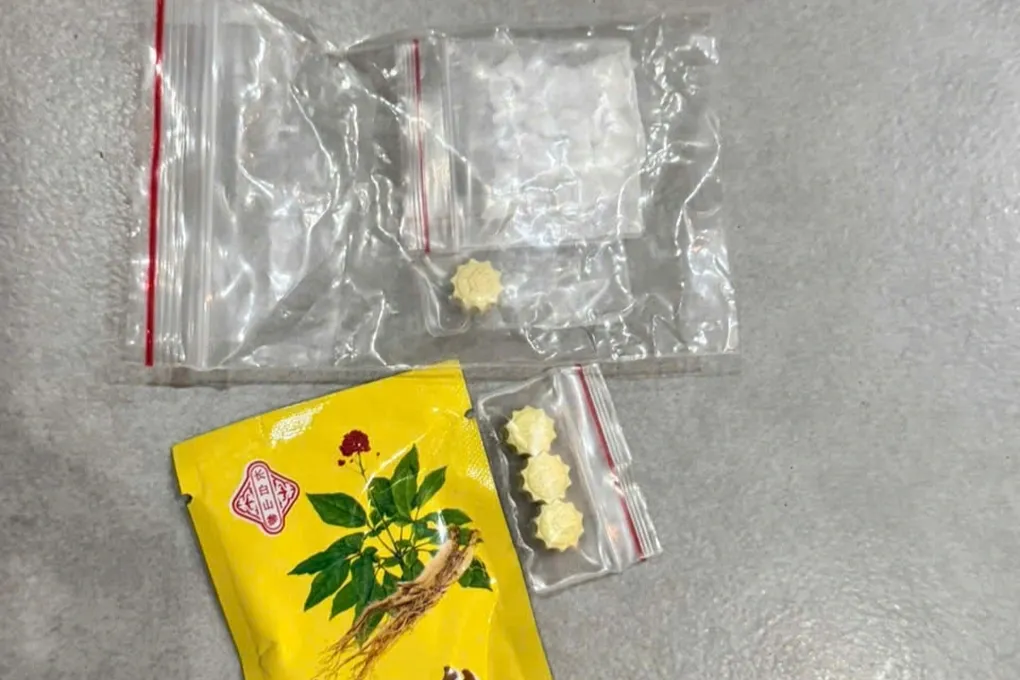 Tạm giữ thanh niên tàng trữ ma túy, phát hiện thêm vật nghi súng quân dụng tại nơi ở- Ảnh 1. Tạm giữ thanh niên tàng trữ ma túy, phát hiện thêm vật nghi súng quân dụng tại nơi ở- Ảnh 1.