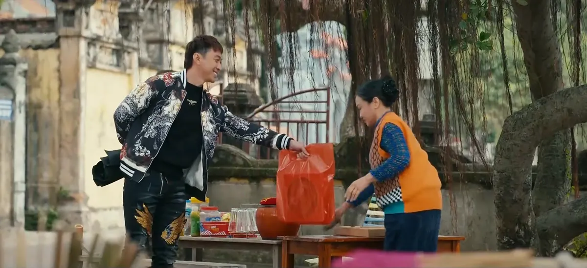 Ngược đường ngược nắng - Tập 1: Mai vừa về qu&ecirc; đ&atilde; gặp rắc rối với "oan gia" của gia đ&igrave;nh- Ảnh 3.