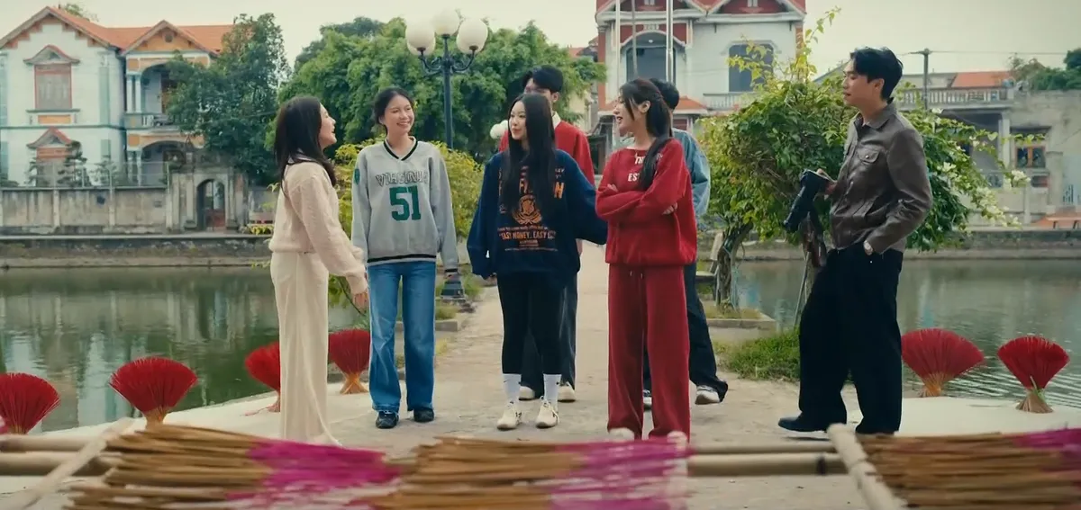 Ngược đường ngược nắng - Tập 1: Mai vừa về qu&ecirc; đ&atilde; gặp rắc rối với "oan gia" của gia đ&igrave;nh- Ảnh 5.