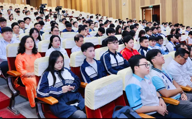 Những thí sinh được tuyển chọn từ hàng nghìn học sinh giỏi tranh suất vào đội tuyển thi Olympic 2026. Ảnh: MOET
