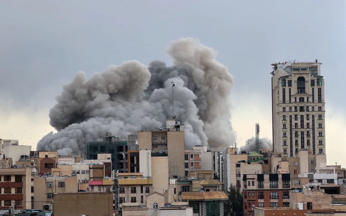 Khói bốc lên sau một cuộc tấn công ở Tehran, Iran (Ảnh: AP)