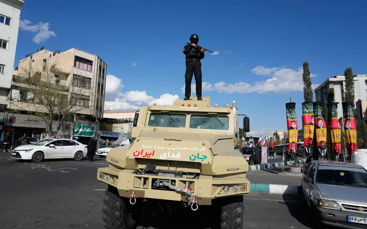 Thành viên của lực lượng đặc nhiệm cảnh sát đứng gác tại quảng trường Cách mạng Hồi giáo, ở Tehran, Iran, ngày 30/3/2026 (Ảnh: AP)