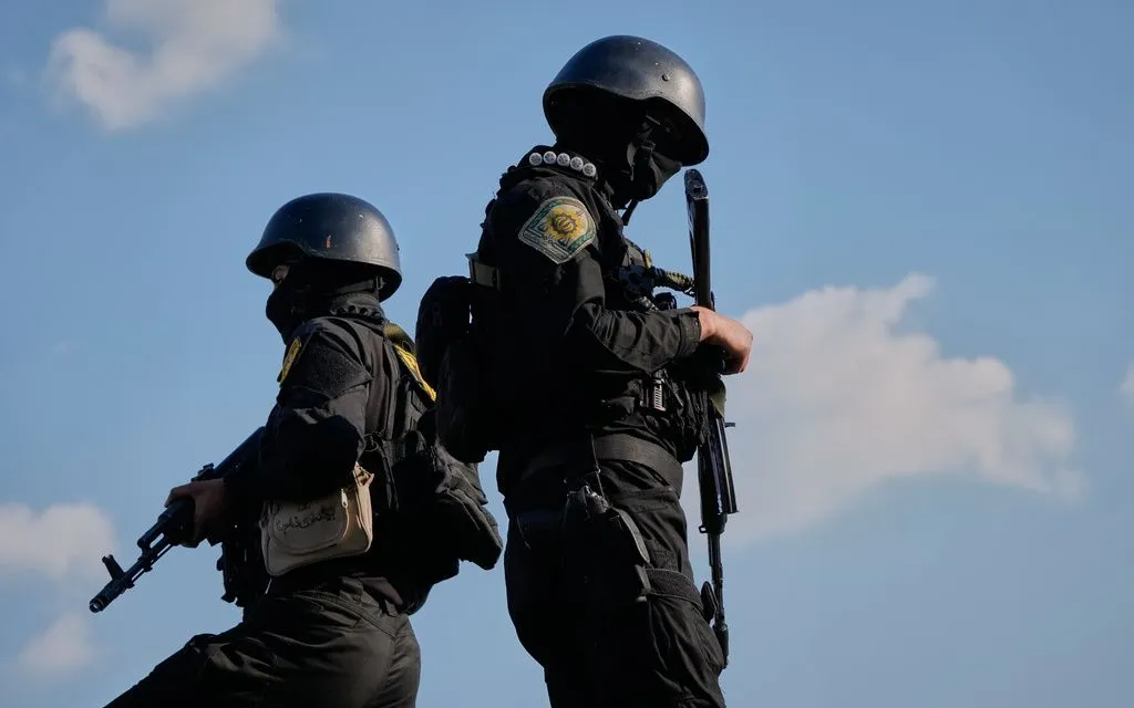 Lực lượng đặc nhiệm Iran làm nhiệm vụ tại lễ tang các nạn nhân thiệt mạng trong không kích, ở Tehran, ngày 1/4/2026. (Ảnh: AP/Vahid Salemi)