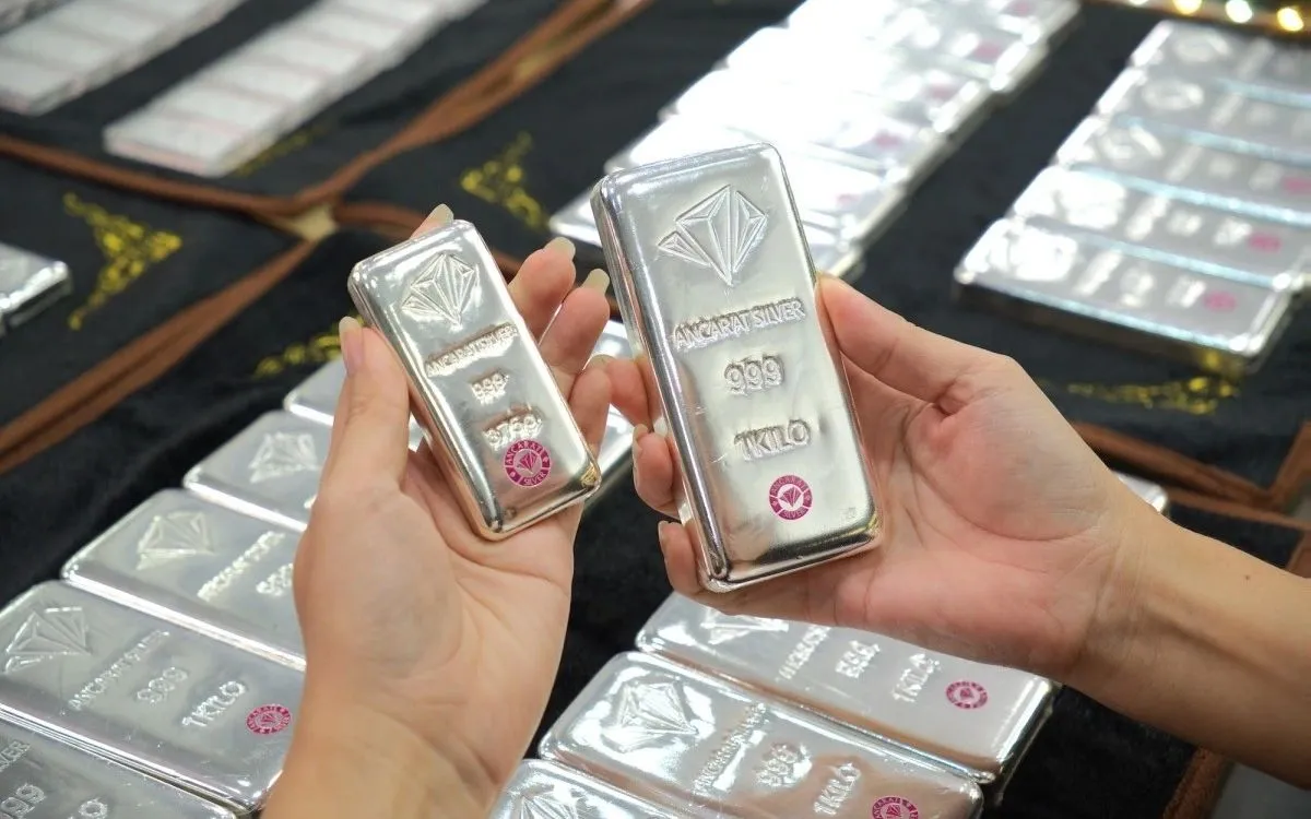 Gi&aacute; v&agrave;ng giảm hơn 1 triệu đồng mỗi lượng - Ảnh 2.