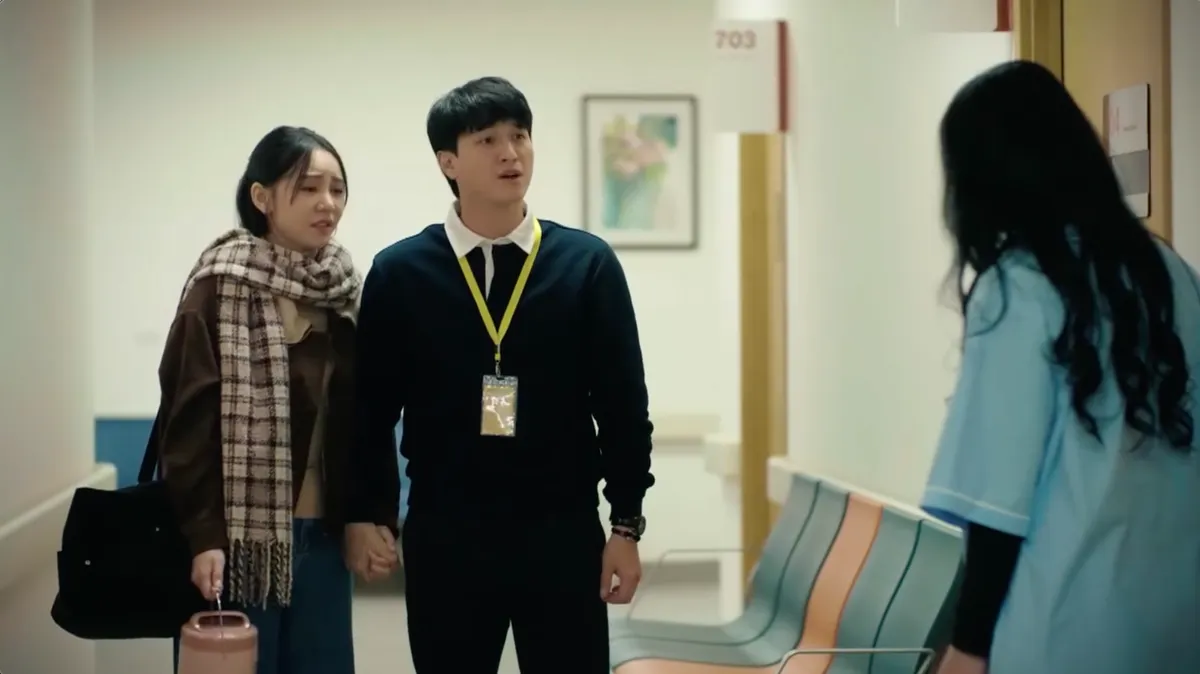 Bước ch&acirc;n v&agrave;o đời - Tập 18: B&agrave; Dung quỳ gối xin Thương bu&ocirc;ng tha con trai- Ảnh 6.