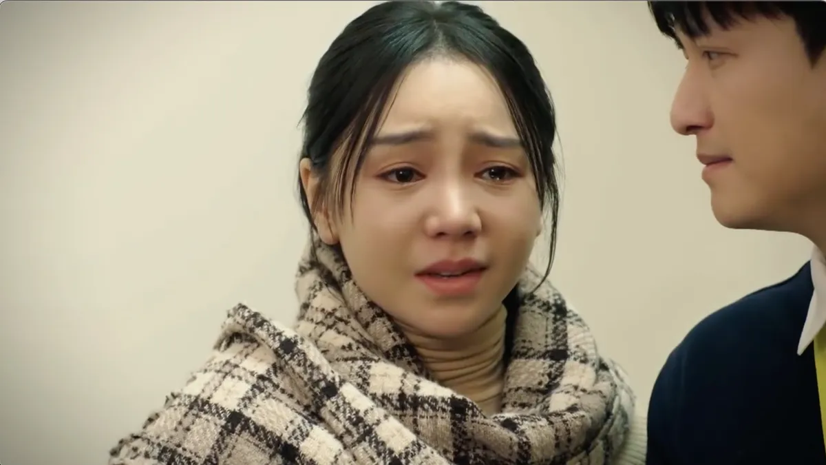 Bước ch&acirc;n v&agrave;o đời - Tập 18: B&agrave; Dung quỳ gối xin Thương bu&ocirc;ng tha con trai- Ảnh 7.