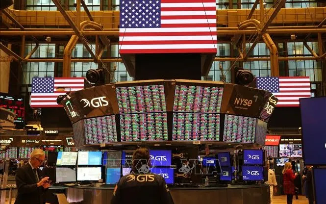 Giao dịch viên tại Sàn chứng khoán New York, Mỹ. Ảnh: THX/TTXVN