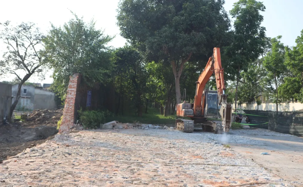 Th&aacute;o dỡ tường đồn Mang C&aacute; x&acirc;y từ năm 1884 để kh&ocirc;i phục tuyến đường trong Kinh th&agrave;nh Huế- Ảnh 1.