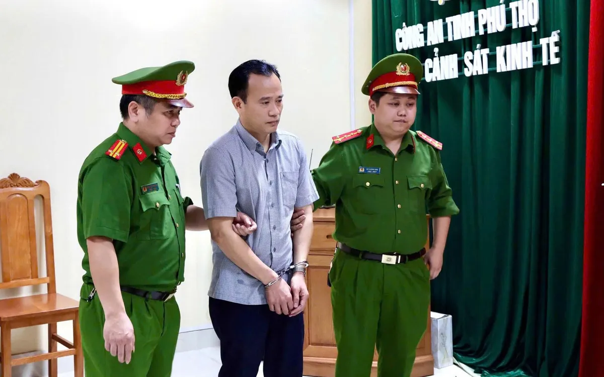 Đối tượng Nguyễn Lâm Tới, SN 1978, trú tại Tổ dân phố Đậu, phường Vĩnh Phúc (thời điểm thực hiện hành vi phạm tội là Hạt trưởng Hạt kiểm lâm thành phố Phúc Yên; nay là Hạt trưởng Hạt kiểm lâm Lập Thạch)