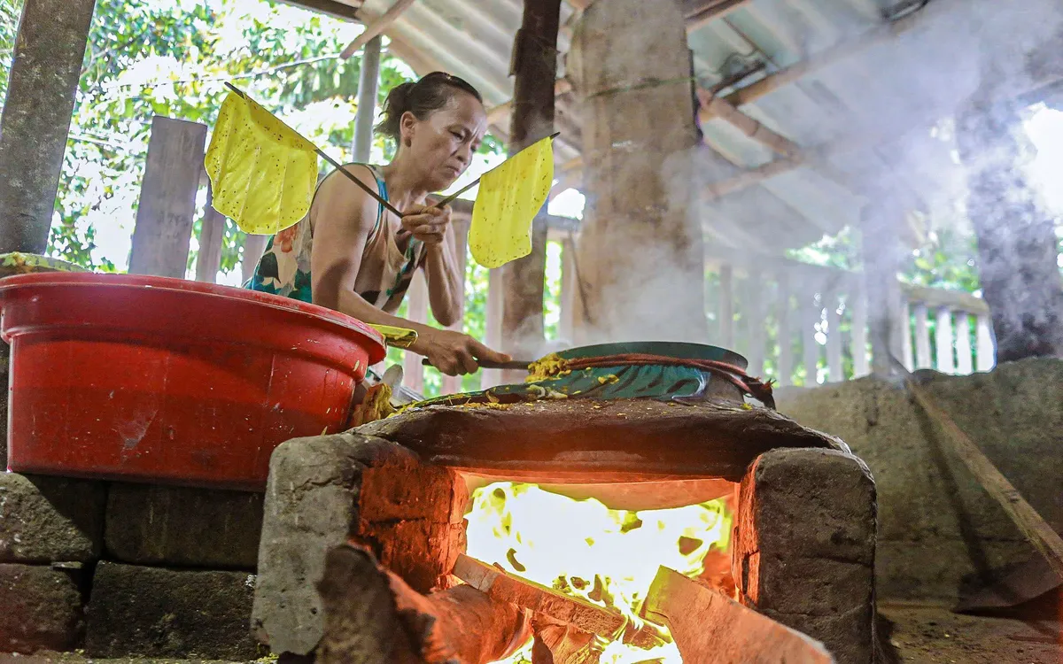 Làng nghề lâu đời này không chỉ gắn bó mật thiết với đời sống của người dân xứ Huế mà còn góp phần bảo tồn, lưu giữ những giá trị văn hóa ẩm thực độc đáo của vùng đất cố đô.