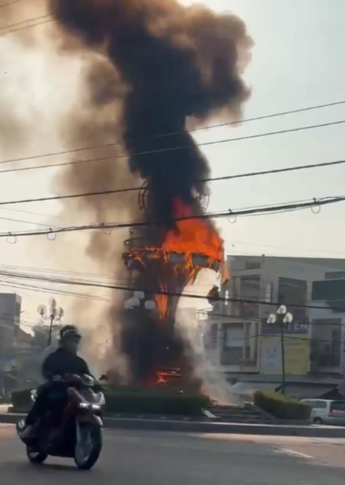 Ch&aacute;y lớn thi&ecirc;u rụi c&ocirc;ng tr&igrave;nh trang tr&iacute; hơn 780 triệu đồng tại Đồng Th&aacute;p  - Ảnh 1.