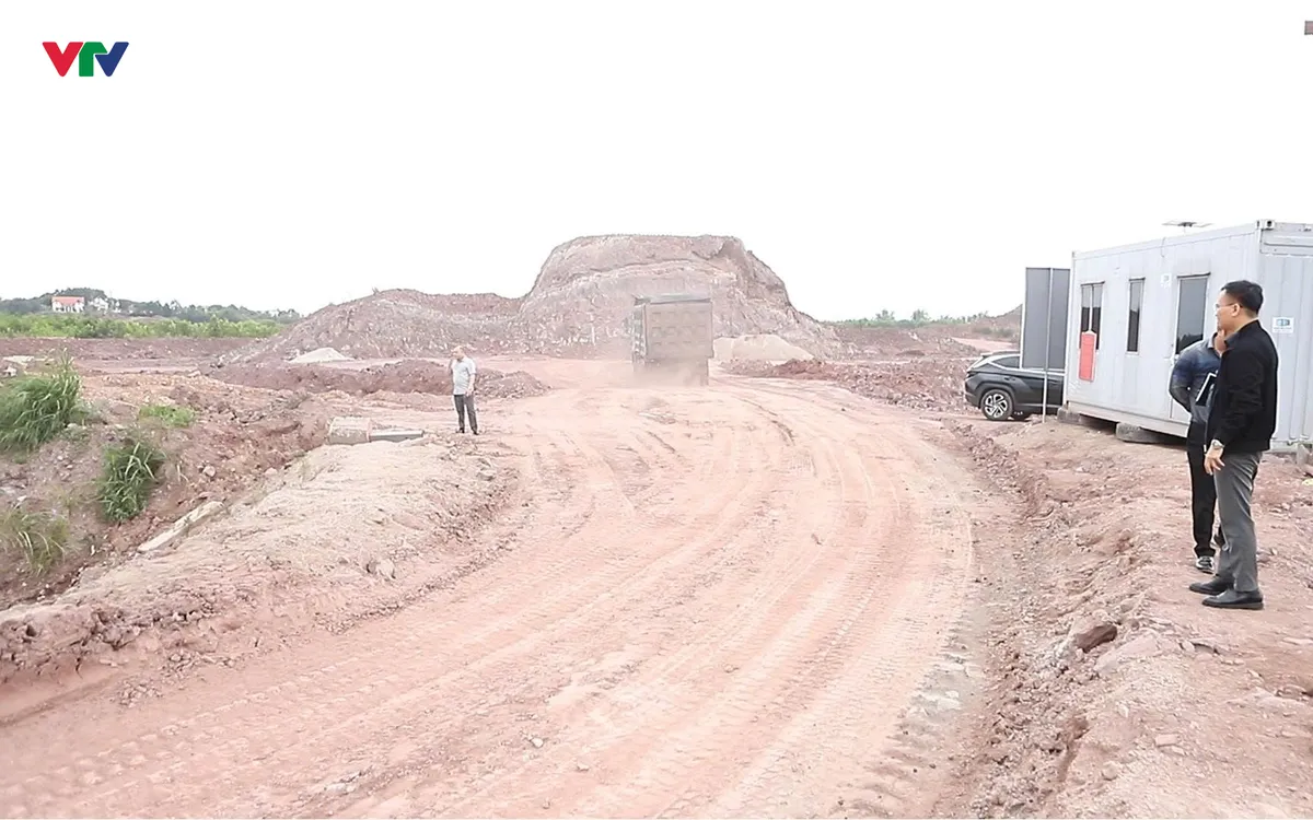 PV VTV Times thực địa cùng đại diện phòng Kinh tế xã Hải Hòa.